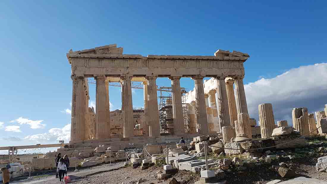 Hospede-se próximo a Acrópole de Atenas e conheça a capital grega a pé
